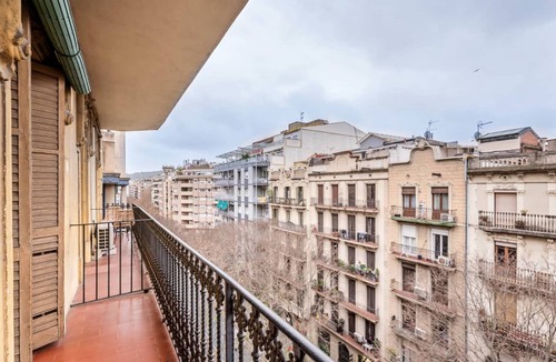 La Nova Esquerra de l'Eixample Apartment | Acomodis Apartments - Cozy 8 bedroom Group Flat 4 Baths Barcelona Eixample 16 pp