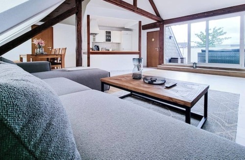 Ostviertel Apartment | Alpha Apartments: Dachstudio - Stil & Eleganz, 2BR