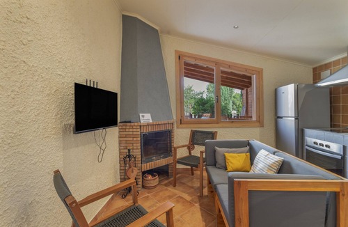 San Martin Sarroca House | Apartment 'Amb Piscina Alta' with Private Pool, Wi-Fi, and Air Conditioning