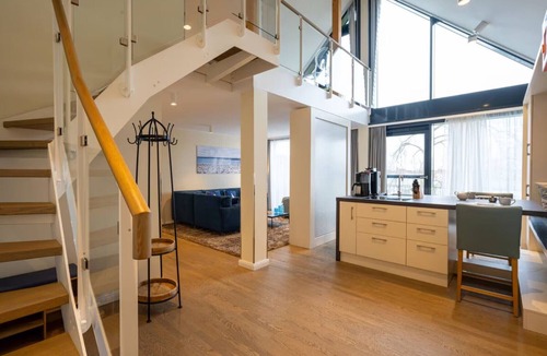 Muritz Apartment | Apartment 'Blau Mit Müritzblick' with Lake View, Shared Pool and Wi-Fi