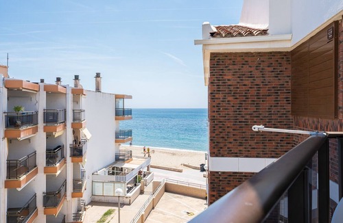 Vilafortuny Apartment | Apartment "Mexico I" on the Beachfront with Terrace, A/C and Wi-Fi