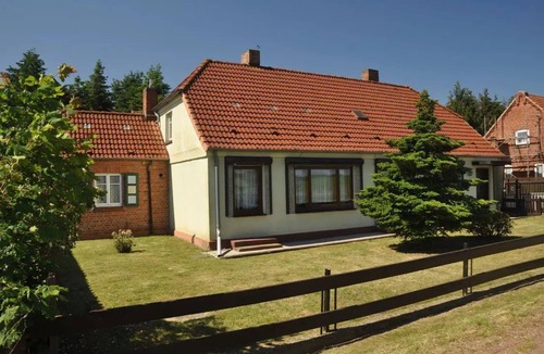 Wendisch Waren Apartment | Attic apartment Muttis Stübchen - two-room vacation apartment with eat-in kitchen