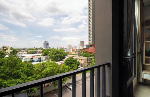 Khlong Tan Nuea Apartment | Balcony, Full Kitchen · Pool, Gym, Wi-Fi