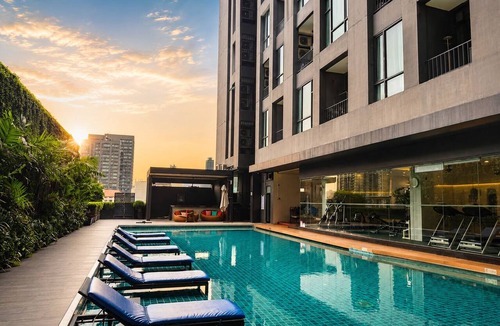 Khlong Tan Nuea Apartment | Balcony, Full Kitchen · Pool, Gym, Wi-Fi