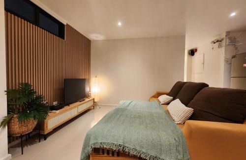 Silom Apartment | Be Cozy Silom Modern 2BR 1-min to BTS & MRT