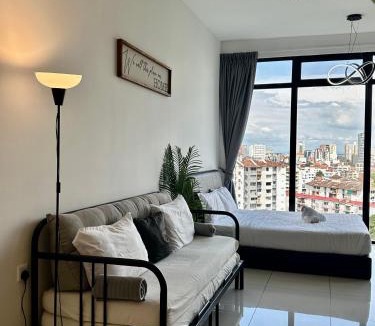 George Town Apartment | Beacon Executive Suite - City View - By IZ