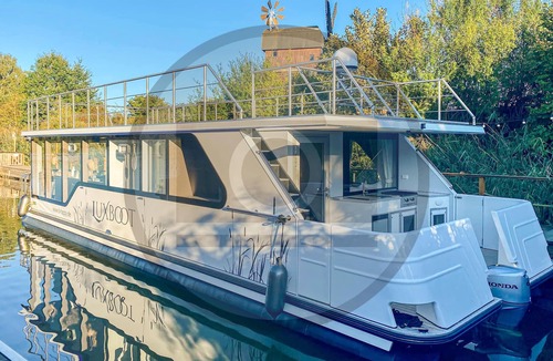 Havelsee Boat Rental | Boating holidays on this unique houseboat - relaxation and adventure, pure nature and city flair.