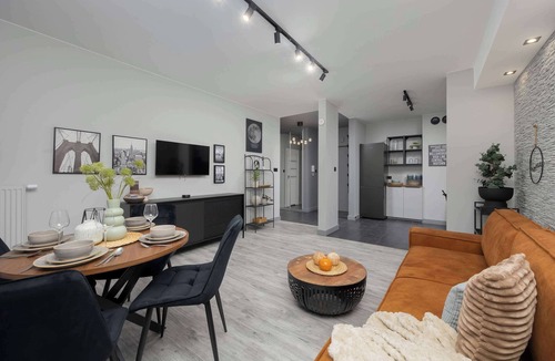 Targowek Apartment | Bright Apartment with Garden | Parking and Workspace
