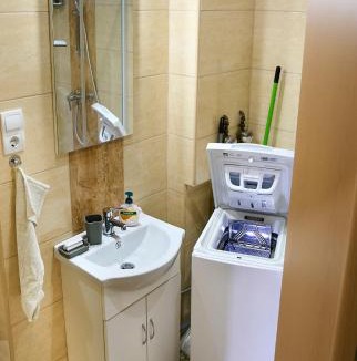 Jozsef Attila-lakotelep Apartment | Bright Parkside Studio with AC & Free Parking