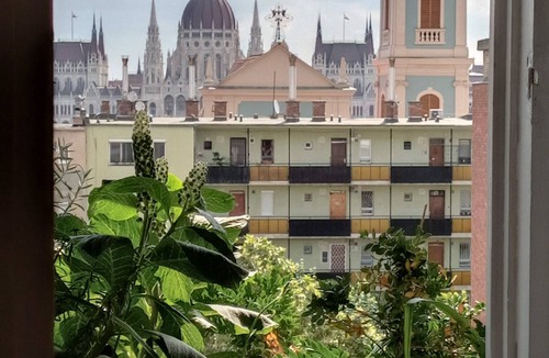 Castle Hill Apartment | Buda Super Panorama view to the Parliament, 5 min from the metro, tram or bus