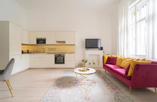 Vizivaros Apartment | Budapest Luxury Apt by Castle, Free Public Parking nearby