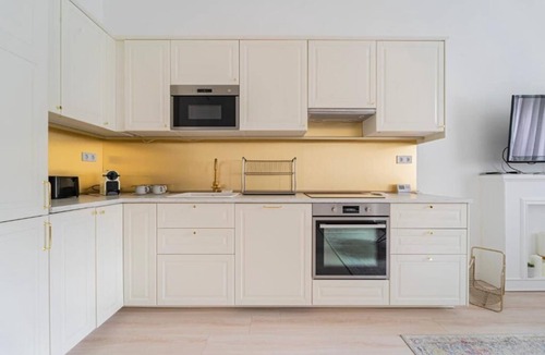 Vizivaros Apartment | Budapest Luxury Apt by Castle, Free Public Parking nearby