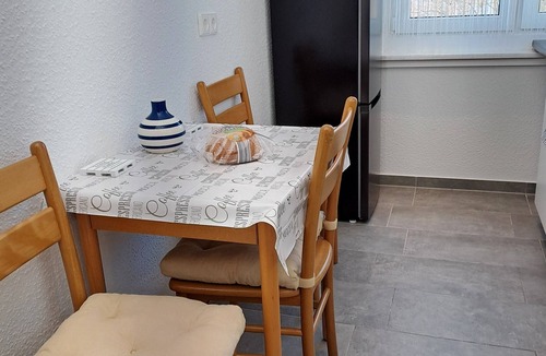 Muldestausee Apartment | BurgK59, 3BR, 4Beds, Tv, Wifi, Kitchen and Bath. 5 min to train station