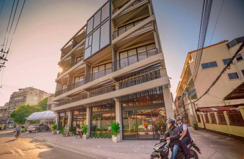 Thon Buri House | Central Deluxe Double | Bangkok Stay