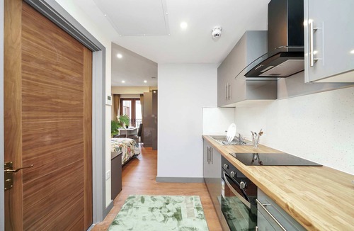 Valentines Apartment | Charming Studio 1 Min Walk to Ilford Station