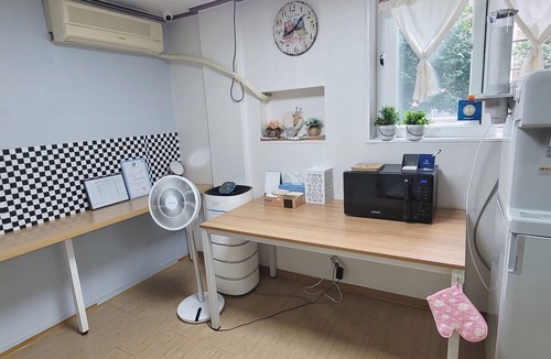 Yeongdeungpo-gu Apartment | Chic 1-bedroom apartment in Seoul with WiFi, AC, 2 Subways, ensuite