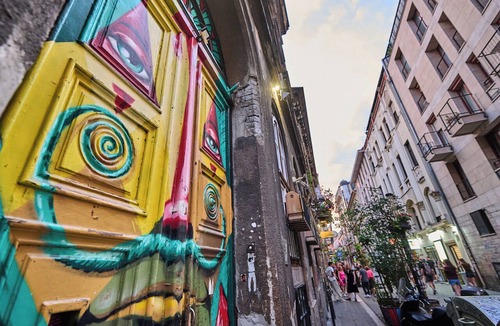 Erzsebetvaros Apartment | City center Steps from Synagogue Budapest famous Ruin Bars street food, Balcony,