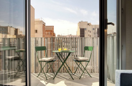 el Camp d'en Grassot i Gracia Nova Apartment | Comfortable and practical studio with outdoor balcony.