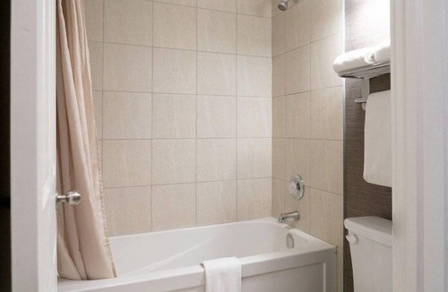 Banff Hotel | Comfy Room Along Banff Ave! Air-Conditioning