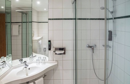 Viewegsgarten-Bebelhof Hotel | Convenient & Modern Pet-Friendly Room Close to Parks and Shopping Areas