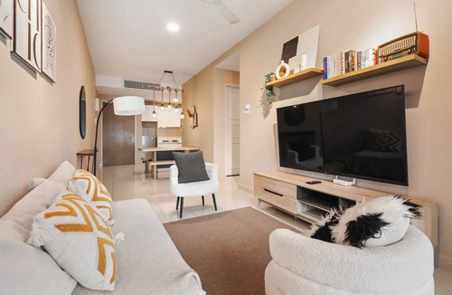 Kuala Lumpur City Centre House | Cozy Apartment w/Stunning KLCC View, 1-Min Walk to LRT, Netflix & Prime Location
