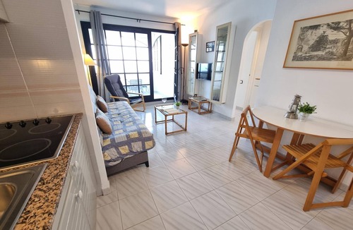 Pedrinya Apartment | Cozy apartment with private terrace and communal pool in L'Escala
