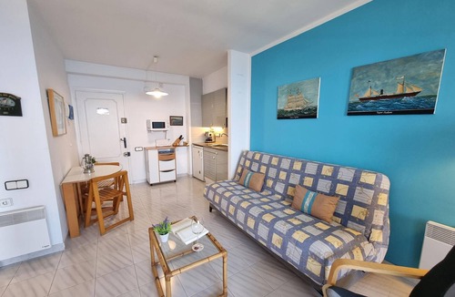 Pedrinya Apartment | Cozy apartment with private terrace and communal pool in L'Escala