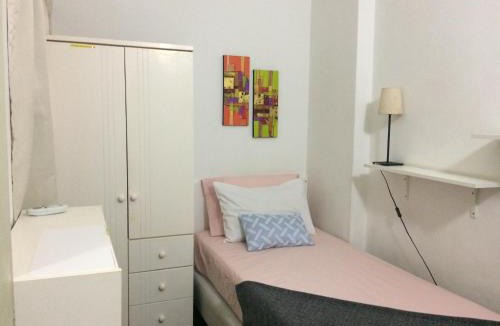 Kuala Lumpur House | Cozy Little Room at Suria Kipark Damansara Apartment with Fully Equipped Kitchen and Laundry