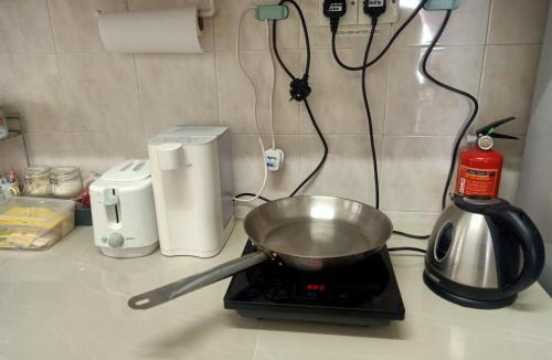 Kuala Lumpur House | Cozy Master Room at Suria Kipark Damansara Apartment Homestay Sleeps 3 with Fully Equipped Kitchen and Laundry