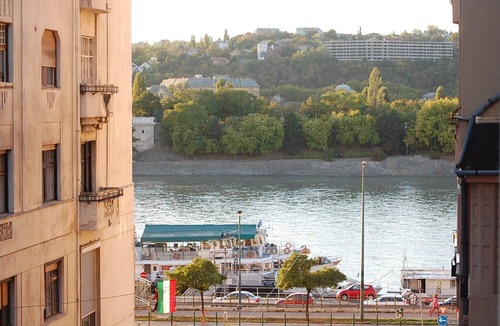 Ujlipotvaros Apartment | Danube view home personal welcome near Parliament private tours&home restaurant
