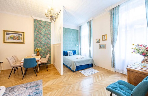 Istvanmezo Apartment | Deluxe Home in Art Nouveau House- with GARAGE
