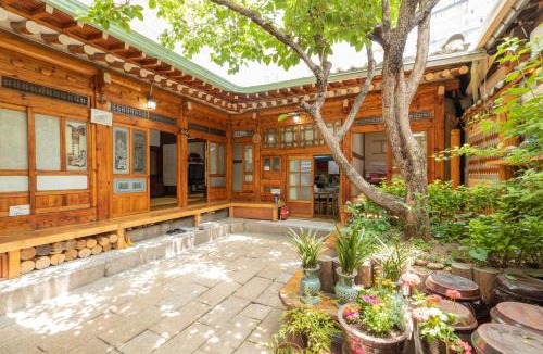 Sungin-dong House | Dongmyo Hanok Sihwadang - Private Korean Style House in the City Center with a Beautiful Garden