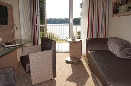 Kyritz Apartment | Doppelzimmer Komfort mit Balkon und Seeblick, Dusche/wc