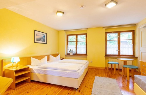 Cottbus House | Double room with shared bathroom 2 - Jugendgästehaus