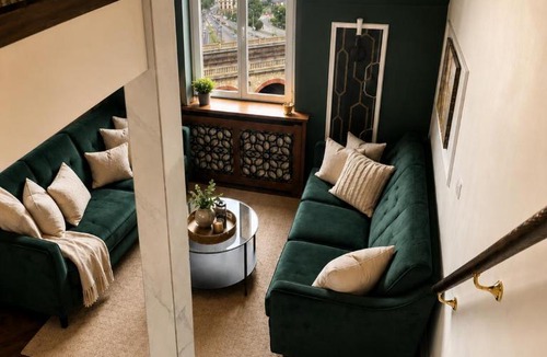 Wesoła Zachod Apartment | Exclusive Eclectic Masterpiece Perfect Apartment Green Lion ! Street View AC WiFi Parking Elevator