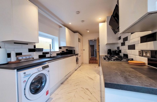 Valentines House | Exquisite 4 Bed 2.5 Bath Ilford London