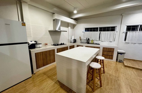 Bangkok Noi Villa | Family friendly with 3 bedroom 3 bathroom near MRT and free parking lot.