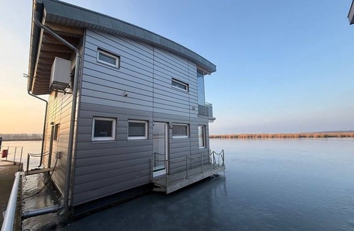 Kroeslin Boat Rental | Floating-house Nr. 5 Freya mit Kamin und Sauna - 02. Floating Houses mit Kamin