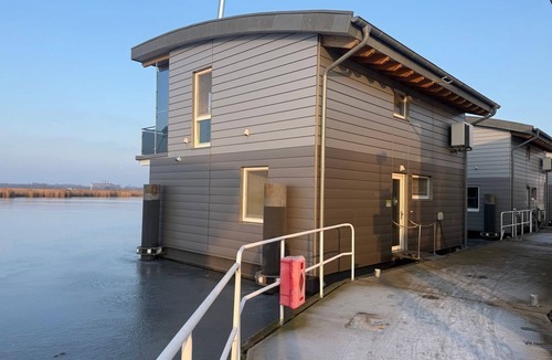 Kroeslin Boat Rental | Floating-house Nr. 6 Idun mit Kamin - 02. Floating Houses mit Kamin