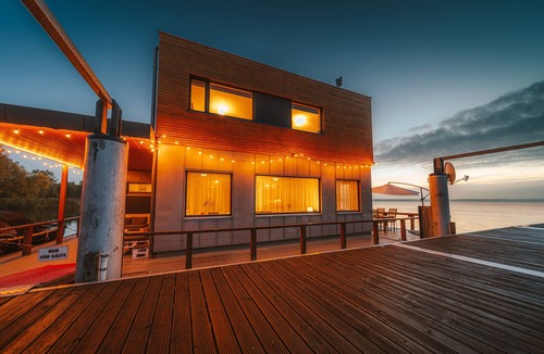 Laasow House | Floatinghouse Möwe 1: Lake view, terrace & fireplace on 116 sqm