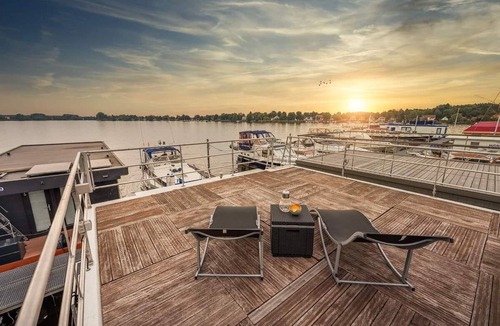 Niederneuendorf House | Floatinghouse Nike: lake view, terrace & nature time-out on the water