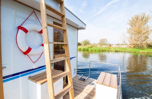 Priepert Boat Rental | Fully-Equipped Boat 'Lisa' with Terraces