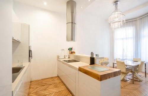 Ferencvaros Apartment | Garys bright and spacious two bedroom flat near Danube