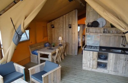 Hohenlychen House | Gemütliches Safarizelt mit Grill und Garten by Interhome