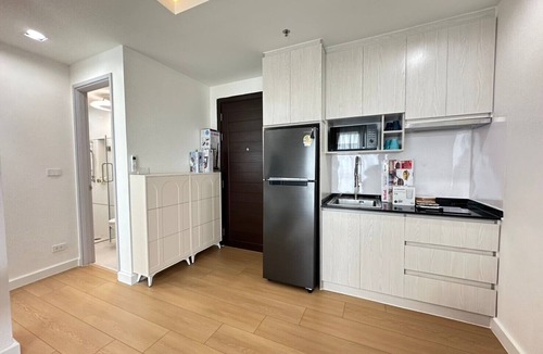 Makkasan Apartment | High Floor 1-bedroom apartment with AC, WiFi, fitness room in Thonglor, Bangkok