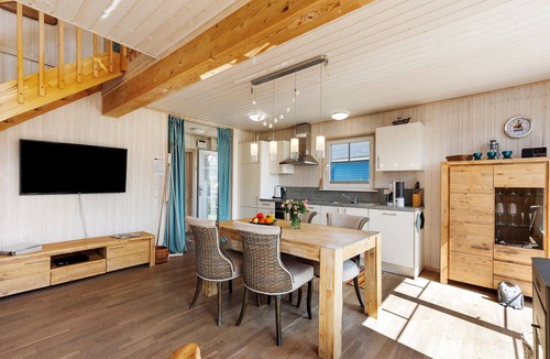 Wandlitz House | Holiday Home 'Annes Bootshaus' with Lake View, Private Terrace and Wi-Fi