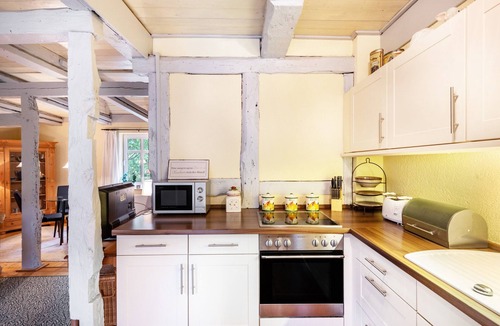Abbendorf House | Holiday Home 'Altes Nachtwächterhaus' with Courtyard and Wi-Fi