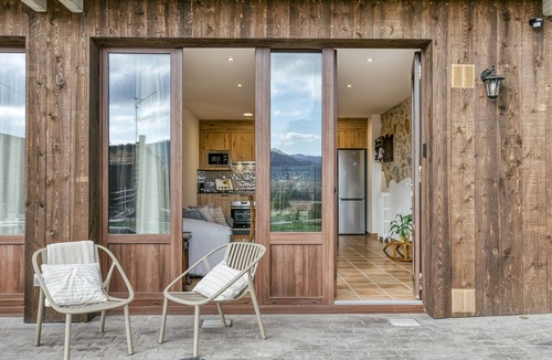 Joanetes House | Holiday Home 'La Cabanya De La Rovira' with Mountain View, Terrace and Wi-Fi