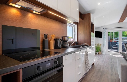 Hessenburg House | Holiday Home 'Haus Waldblick' with Private Terrace, Shared Garden and Wi-Fi