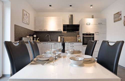 Geeste House | Holiday Home "Speicherhäuschen Maike" with Private Garden & Wi-Fi